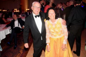 blauer-ball-2022-22 glückliches Veranstalter-Ehepaar Günter und Marianne Ehnert